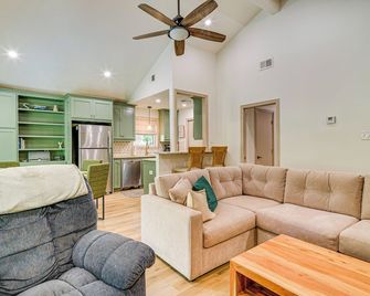 4 Mi to Texas A&m: Home w/ Large Yard! - College Station - Living room