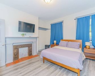 Massive 5bd/4ba 3-Story Duplex @ Downtown Albany - Albany - Bedroom