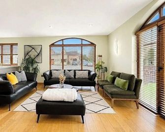 Luxury Home - Sleeps 10 - Patio - Views - Elgin - Sala de estar