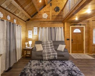 1 Bedroom Chalet on 13 acres for couples to stay and rejuvenate their marriage - Dillsburg - Living room