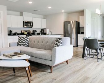 Contemporary 3BR Home for 30+ Days - Cypress - Wohnzimmer