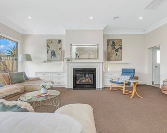 Echuca 5-Br Central Escape - Sunny Pool Days - Alfresco Nights - Fireside Warmth - Echuca - Living room