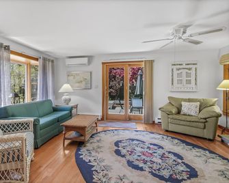 Near Harding's Beach, 4 min walk to Oyster River. 3BR, 2Bath, enclosed deck area - Chatham - Living room