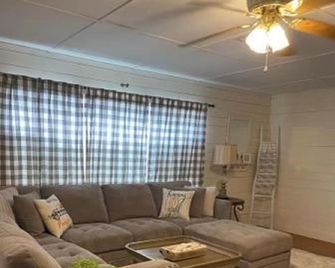 Cozy 1930's Cottage Walking Distance To Old Town Tomball - Tomball - Sala de estar