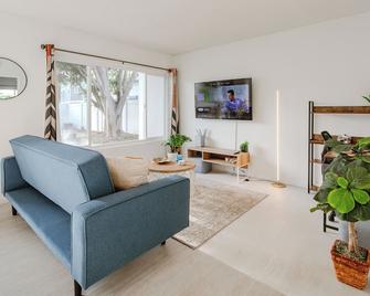 King Suite - Steps to Beach & Close to Pier - Oceanside - Living room