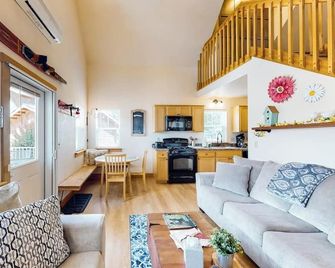 Dover Hideaway - Dover - Living room