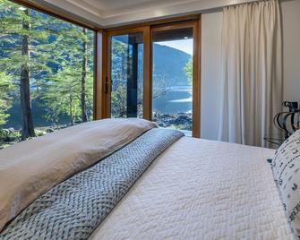 Where Japanese-influence blends with the natural world of Southeast Alaska - Sitka - Ložnice