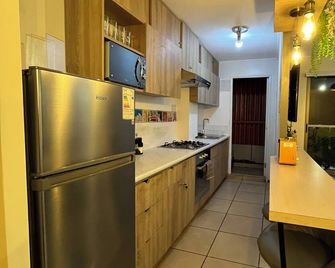 10 minutes from International Airport, Vespucio business sector. - Renca - Cocina