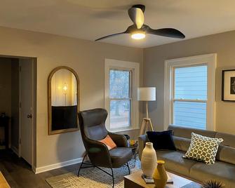 Wooster Square Gems - New Haven - Living room