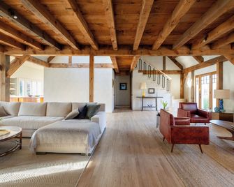 Spacious Open Floor Plan on 1.5 Acres - Wainscott - Living room