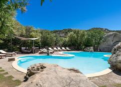 Villa Roccia - بورتو روتوندو - حوض السباحة