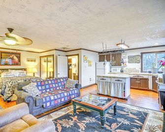 4 Mi to Sandy River Access Studio with Mtn Views! - Sandy - Sala de estar