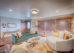 Leather&Spruce - Luxury Lake area fun funky home with amenities. Great for 2-18! - Yankton - Living room
