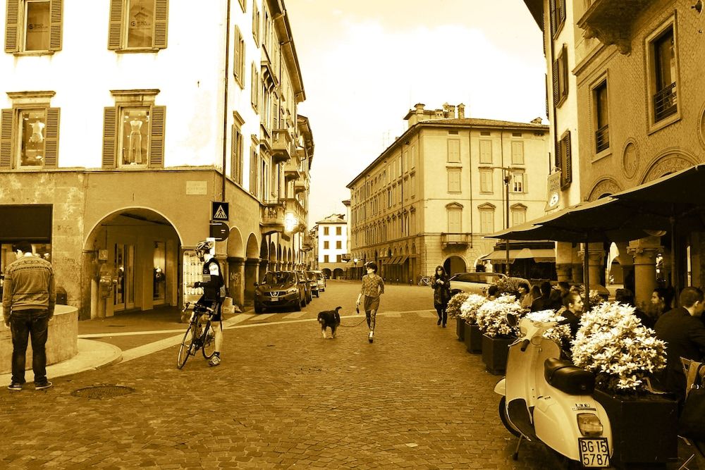 On The Lake In Residence With One-Room Swimming Pool - باراتيكو - مبنى