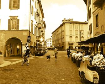 On The Lake In Residence With One-Room Swimming Pool - باراتيكو - مبنى