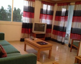 Cozy 1br Close To All Amenities, Free Wi-Fi, Near Bus Stop - Khloraka - Living room