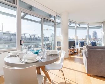 Enjoy the waterway action at your doorstep - Victoria - Comedor