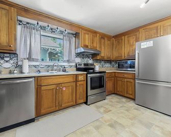 3BR/2BA close to Beach & one block from Downtown Ocean Springs! Shelby Chateau - St Martin - Cucina