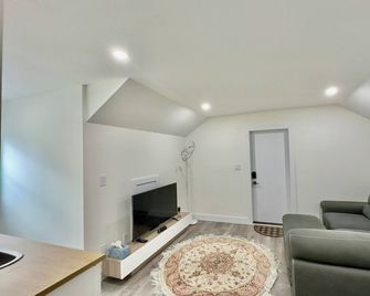 One-Bedroom Suite in Gibsons - Gibsons