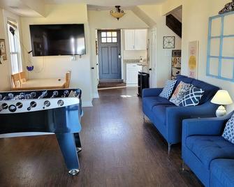 Nearby Attractions - Pasadena - Living room