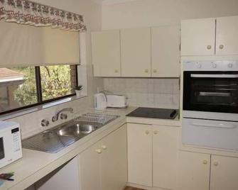Seaview Beach Apartment - Rockingham - Kitchen