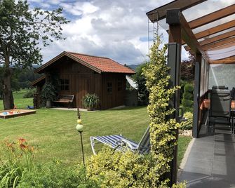 Beautiful family-friendly vacation apartment in a quiet location for 5 people - Teisnach - Patio