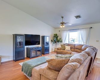 Thatcher Home w/ Fenced Backyard: 3 Mi to Downtown - Thatcher - Вітальня
