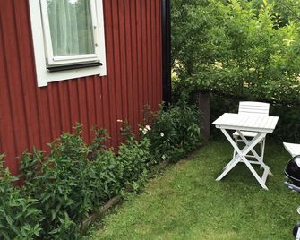 Cottage 30 meters to the sea. Boat with motor + Canoe. WiFi (250 Mbit/sec). WC. - Norrtalje - Binnenhof
