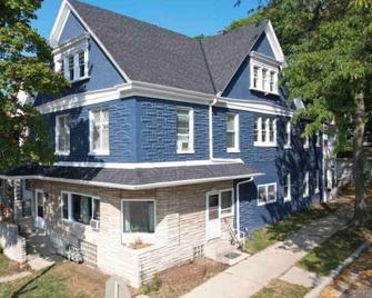 Charming Vintage Farmhouse 1 bedroom Garden Oasis - Milwaukee - Edifício
