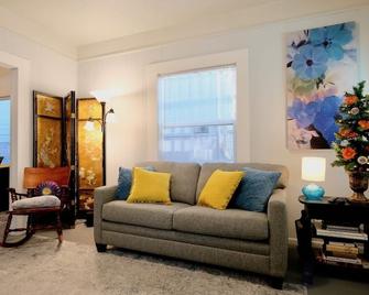 Chez Belinda - Dunsmuir - Living room