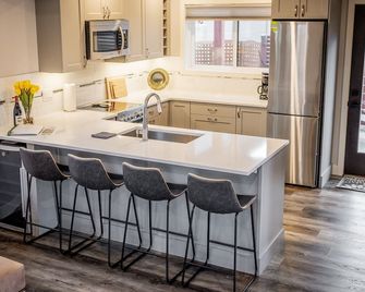 Walk to hospital! Custom built 2 bedroom/ 3 bath perfect home away from home - Penticton - Kitchen