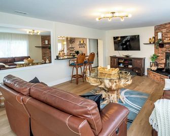 Aqua Villa - Hollywood - Living room