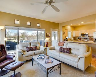 Oro Valley Condo with Community Pool Near Hiking! - Oro Valley - Soggiorno