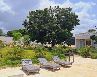 Cave Diani Holiday Apartments - Diani Beach - Patio