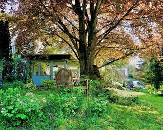 Sunny, with a 25 m2 renovated, green wooden balcony with a beautiful view. - Neuwied - Außenansicht