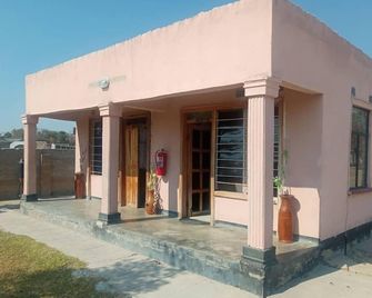 Little Lodge - Choma - Building