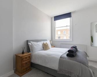 Beautifully presented newly renovated city-centre apartment in Cheltenham - Cheltenham - Bedroom