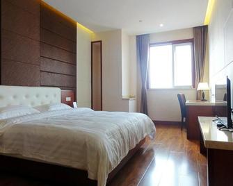 Qingdao Hua Qi Kaiserdom Hotel - Qingdao - Bedroom