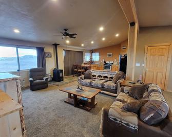 Rustic, Peaceful Knotty Pine Log Studio Loft with amazing views! - Riverton - Huiskamer