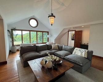 10 Acre Country Estate with Pool, Hot Tub & Views! - East Chatham - Living room
