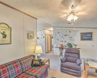 Bright Steinhatchee Home Proximity to Ocean! - Steinhatchee - Sala de estar