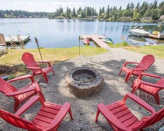 Water view Studio Unit - Lakewood - Patio