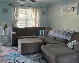 Seas The Day! Oak Island Retreat - Oak Island - Living room
