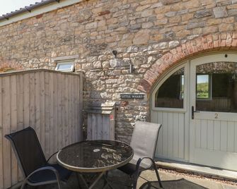Little Wharf, Pet Friendly, Character Holiday Cottage In Bleadon - Weston-super-Mare - Patio