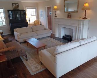 Charming 3BR family home w/ private deck off master, big yard and patio - Topeka - Living room