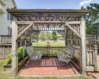Charming Chesterton Home: w/ Idyllic Location! - Chesterton - Patio