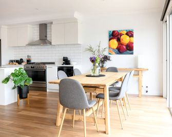 Rock Cottage - Trentham - Dining room