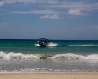 Golden Beach Hotel & Restaurant - Trincomalee - Beach