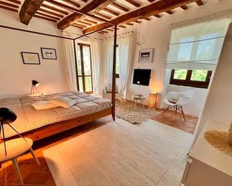 Romantic Farmhouse with pool and great garden, 30 minutes to the beach. - Montottone - Habitación