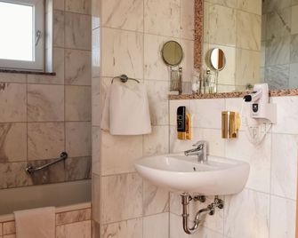 Hotel Residenz Babenhausen - Babenhausen - Bathroom